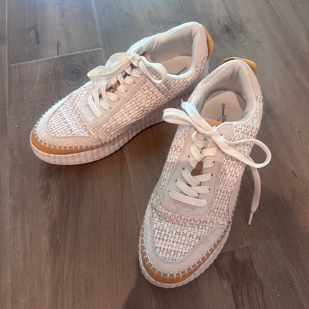 Universal Thread White and Tan Sneakers with Woven Design size 11